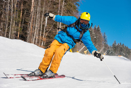 低角度拍摄的专业滑雪坡娱乐活跃的运动季节性度假村运动员肾上腺素极端概念上滑雪
