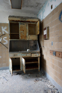 一家废弃精神病医院的医疗柜图片