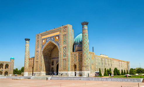 谢尔多尔伊斯兰在乌兹别克斯坦撒马尔罕的 Registan 广场上