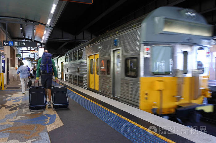 环形码头站在 Syd 悉尼列车下车乘客