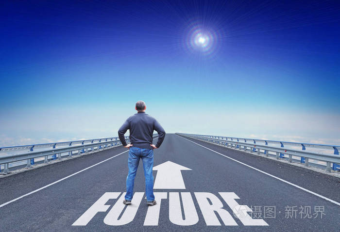 人类站在通往未来的道路上, 望着地平线上的引导星.前进的概念和变化