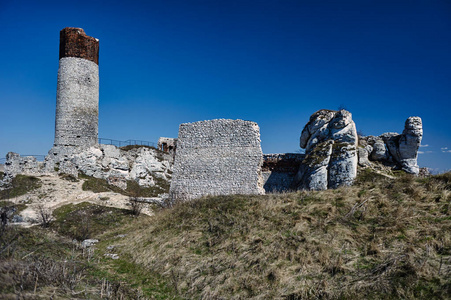 白色的岩石和中世纪城堡的废墟