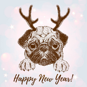 快乐的新年贺卡与矢量肖像的滑稽狗与鹿角在闪闪发光的明星背景。可爱的帕格小狗。t恤衫