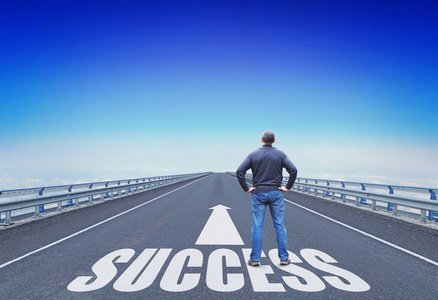前进的道人站在通向成功的道路上.前进的概念和生活的变化照片