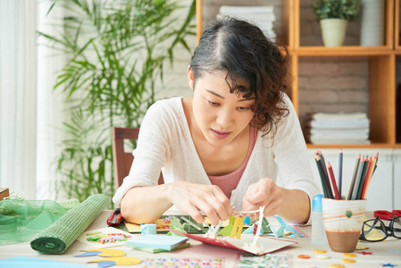 专注于制作贺卡的亚洲女性