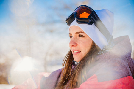 美丽的女孩在滑雪夹克和眼镜春天在阳光明媚的春天在山上