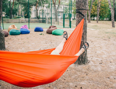 在森林的吊床上放松男人的腿照片