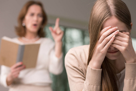 愠怒的生气的触怒小孩女孩撅不顾母亲责骂英语字母表的第8个字母母亲