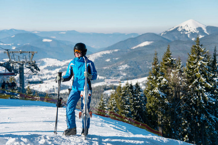 全长拍摄的女滑雪者在冬季运动服假扮她滑雪板 copyspace 活跃的季节运动的生活方式休闲度假村概念的山顶上