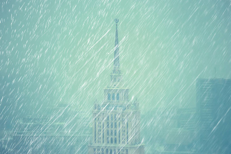 秋天雨和城市建筑学, 10月背景以雨滴在城市