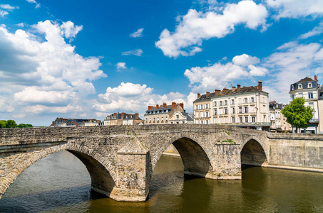 法国 Mayenne 河对面的旧石桥
