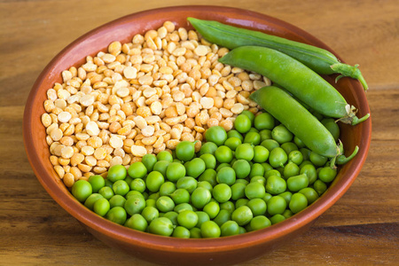 豌豆在桌子上图片
