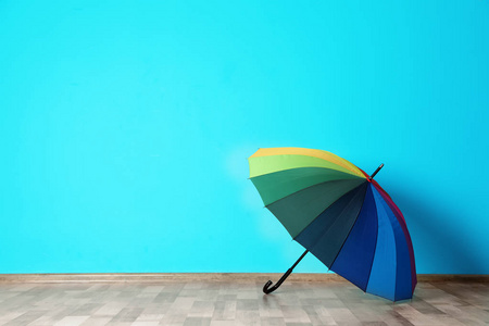 美丽的打开雨伞在地板附近的彩色墙与空间设计