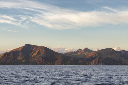 Rinca 海岛日出看法从海洋