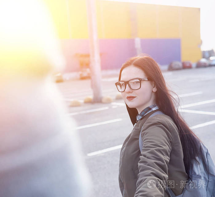 一个年轻的时髦女孩正在骑滑板。女孩女朋友 f