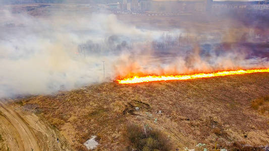 大火灾。干草正在燃烧。很多烟雾。叶卡捷琳堡, 俄罗斯, 从德龙