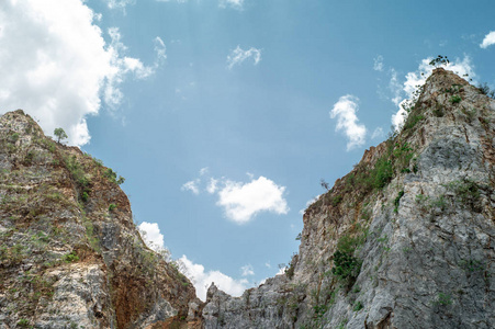 云蓝天背景下的石灰岩山水风光图片