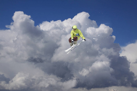 山上的飞行滑雪。极端的冬季运动
