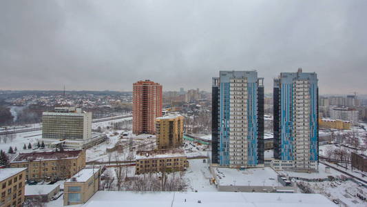 哈尔科夫城市从 timelapse 以上的冬季。城市中心和住宅区的鸟瞰图。乌克兰