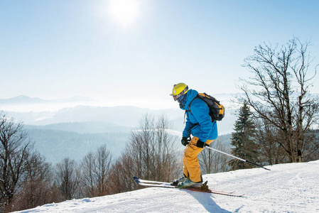 专业滑雪享受上冬季度假胜地而阳光明媚的冬日滑雪在山