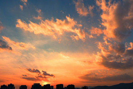 色彩缤纷的天空观背景 夕阳与暮光的天空与云彩