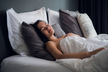 酒店睡觉亚洲人图片