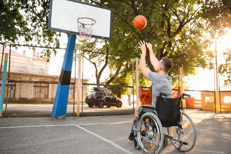 坐轮椅的年轻人在户外打篮球