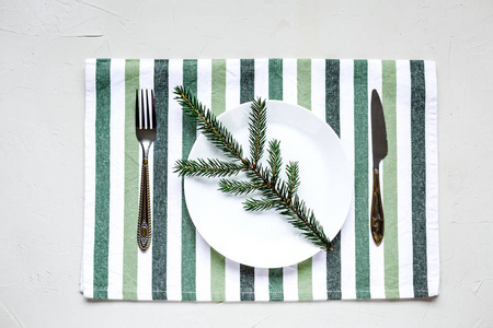表设置与剥离 coton 餐巾, 刀和叉子。绿叶装饰