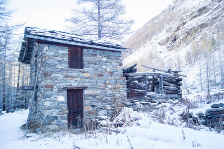 山上的房子在雪中