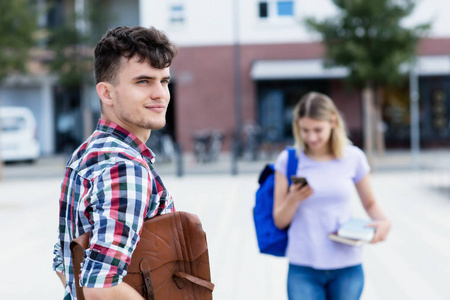 与其他学生在大学校园的男学生图片