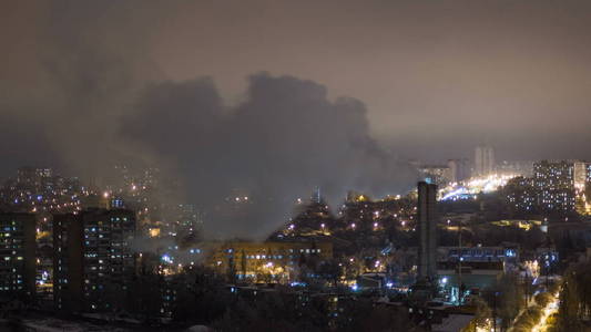 哈尔科夫城市从上晚 timelapse 在冬天。城市中心和住宅区的鸟瞰与抽烟的管子。乌克兰