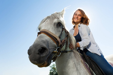 年轻女子骑白马