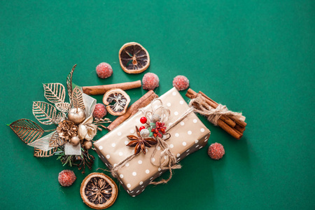 圣诞作文绿色背景, 礼品盒和装饰