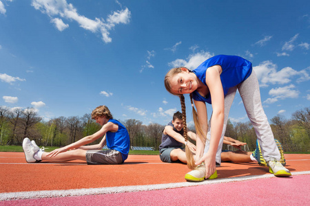 illustrat快乐的孩子做伸展运动孩子们玩剪影马拉松赛跑者剪影图集合