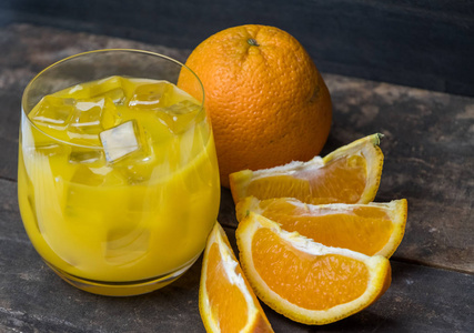 木桌上的冷鲜橙汁和水果