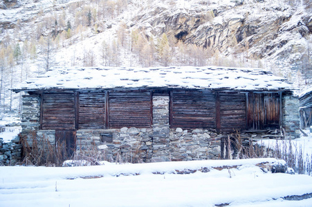 山上的房子在雪中