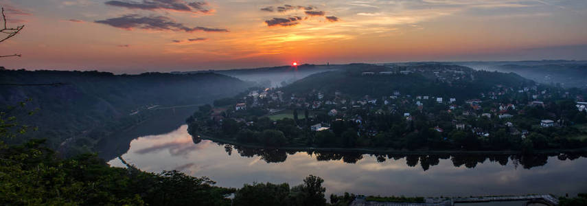 Panoramatic 从自然眺望到伏尔塔瓦河蜿蜒, 马蹄在日出