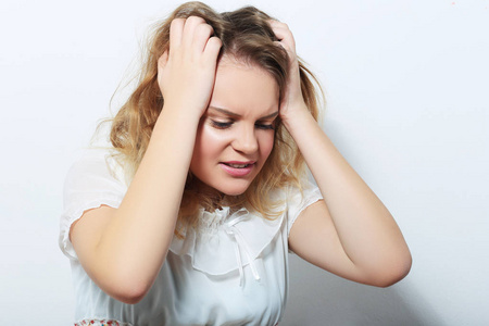 可爱的小女孩在学习,家庭作业,学习和考试中过度劳累而头痛.