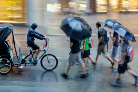 在对运动模糊市下雨天图片