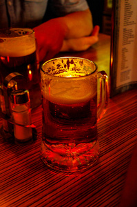传统 Octoberfest 巴法力亚啤酒在一个大冰冻玻璃与湿墙壁, 德国, 室外, 晚上, 咖啡馆
