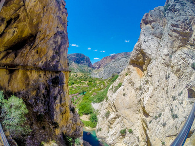 美丽的景色的 Caminito Del Rey 山间小道沿着陡峭的悬崖