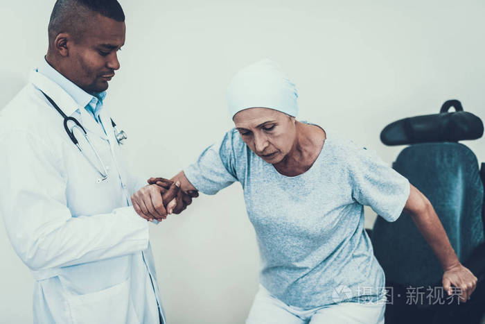 诊所的医生医生帮助起来.患者经历康复.治疗癌症后.