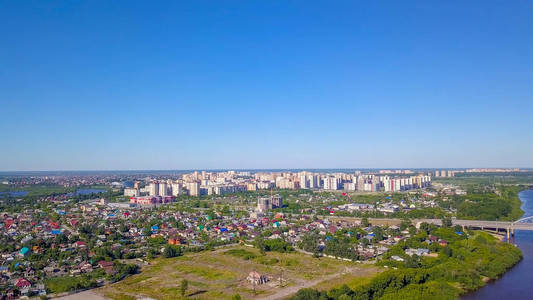 全景的城市秋明州从码头的河流 tura, 着陆.俄罗斯, 从德龙照片