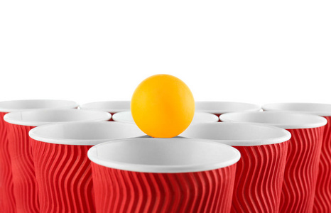 杯子和球在白色背景的啤酒乒乓球, 特写