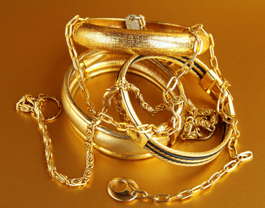 黄金首饰，手镯和链。奢华配饰