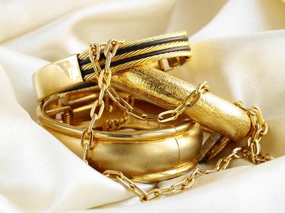 黄金首饰，手镯和链。奢华配饰