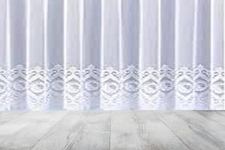 空的质朴的木桌在模糊的白色窗帘前面。模板为您的产品展示蒙太奇。空间