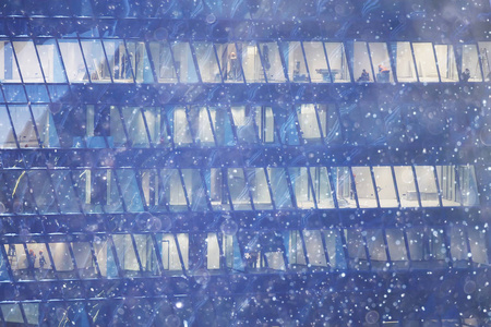 城市的灯光和积雪, 模糊的市容, 下雪的冬季天气季节性背景