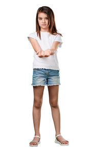 身体小女孩拿着手的东西, 显示一个产品, 微笑和开朗, 提供一个假想的对象