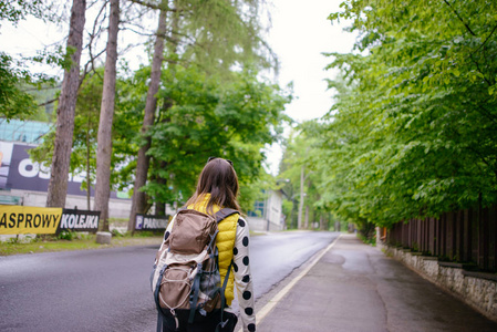 在城市中的黑发女孩旅游步行